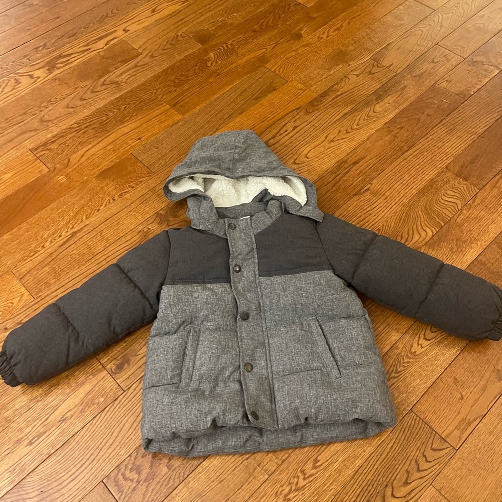 Cute winter coat from H & M. Size 3/4 toddler.